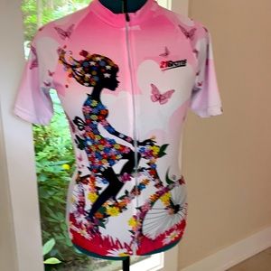 This is an adorable cycling or sport top.